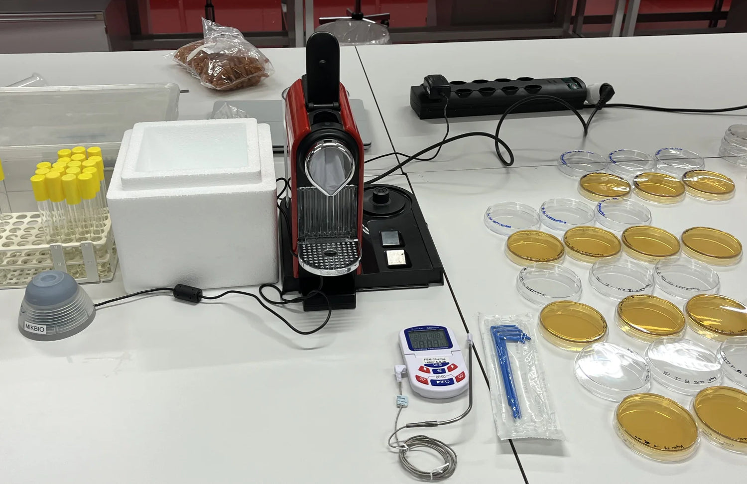 Bakterien im Wassertank von Kaffeemaschinen gefährlich?