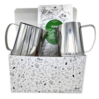 Geschenkset geöffnet, mit zwei Milchkännchen in unterschiedlichen Größen und einem Espresso