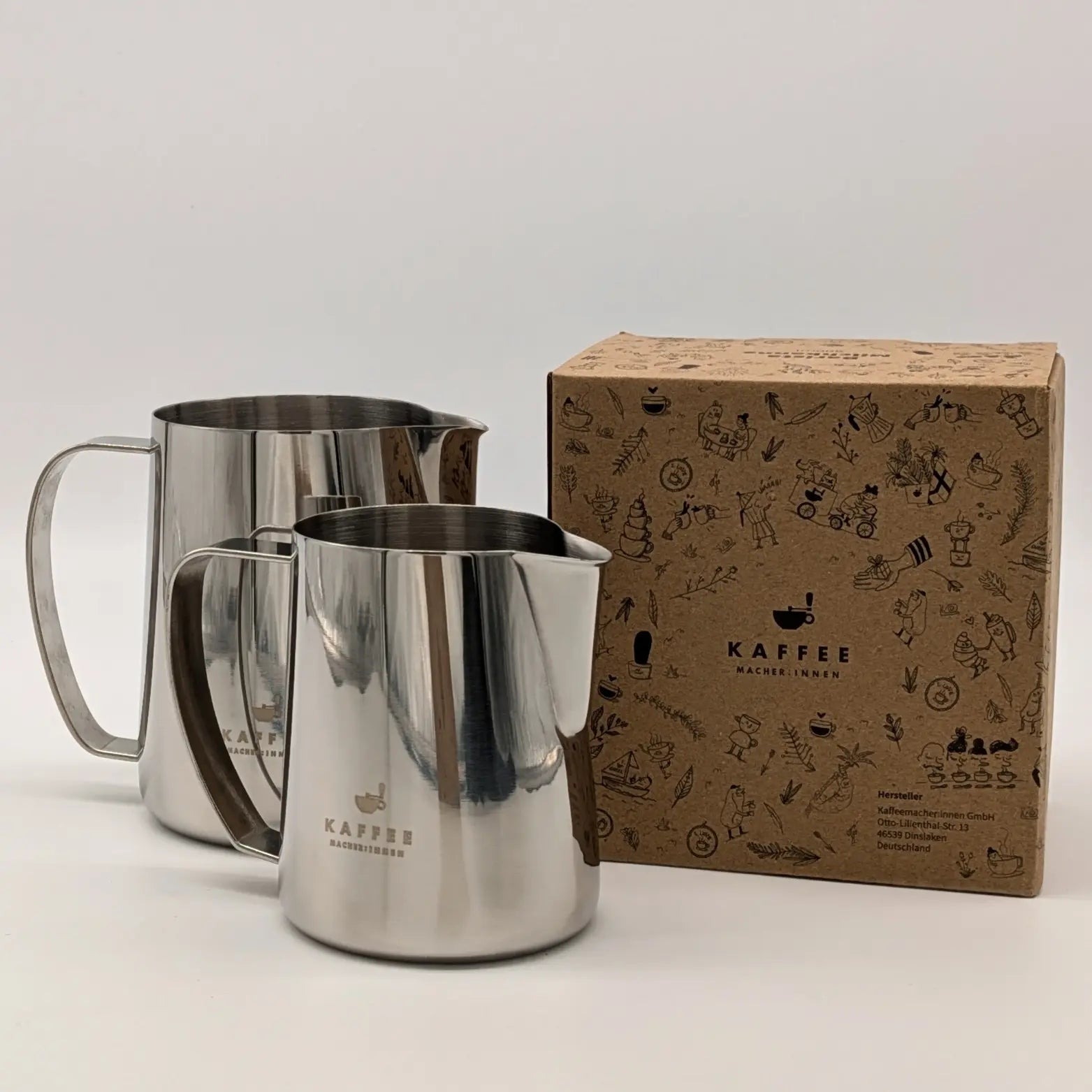 Zwei Edelstahl Milchkannen in verschiedenen Größen mit eigener Kaffeemacher Verpackung