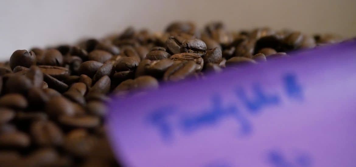 Wer röstet wie Kaffee? Eine Rösterei-Übersicht von klein bis groß.