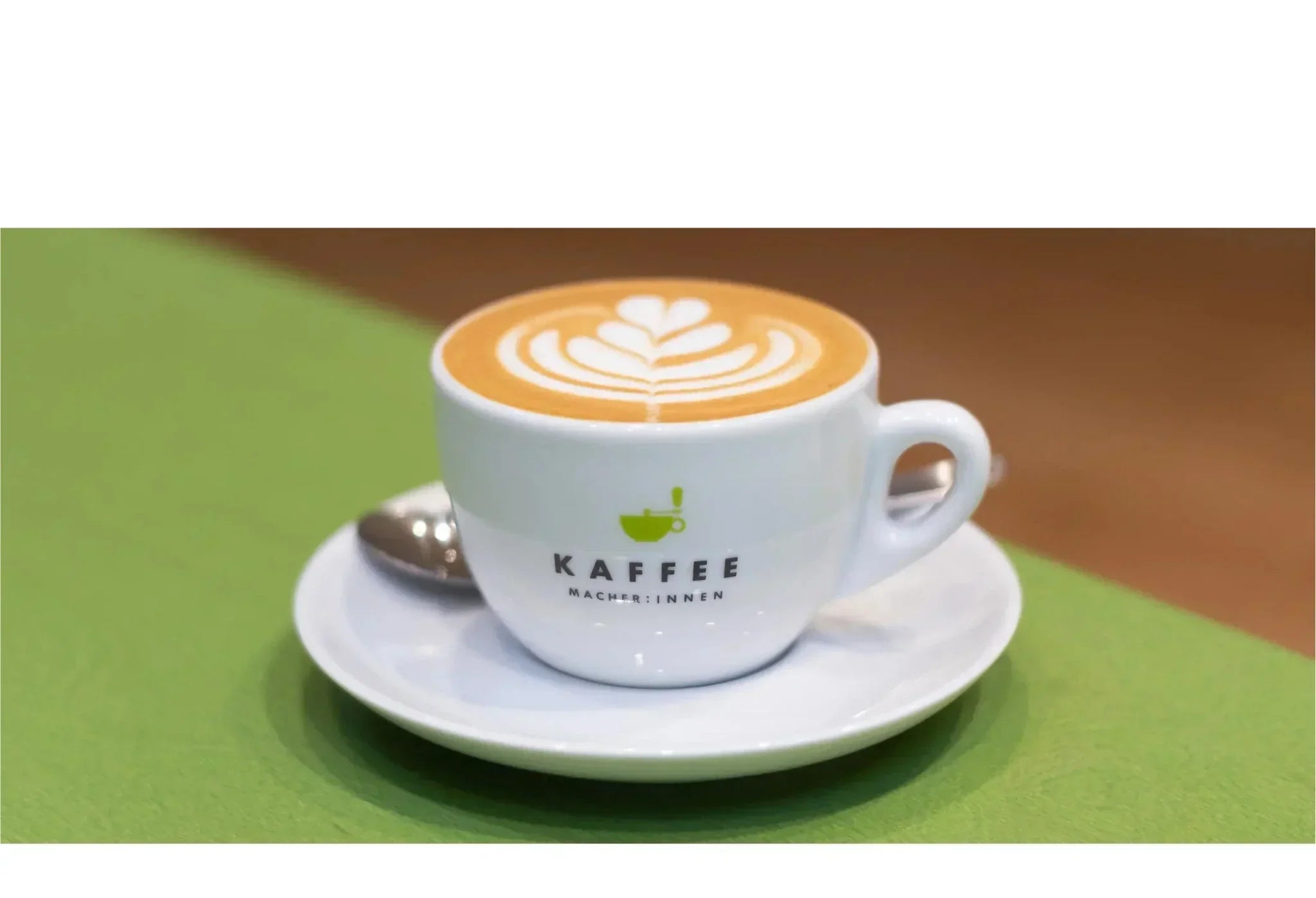 Was ist ein Flat White? Rezept, Zubereitung & alles Wissenswerte