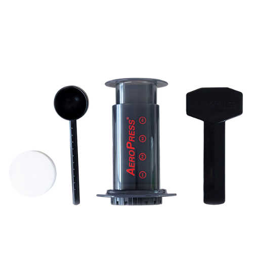 AeroPress mit Filter, Umrührstab und Löffel