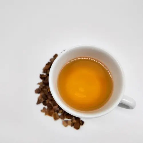 Cascara Tee in Tasse, Ansicht aus der Vogelperspektive mit Cascara Kaffeekirschen um die Tasse herum