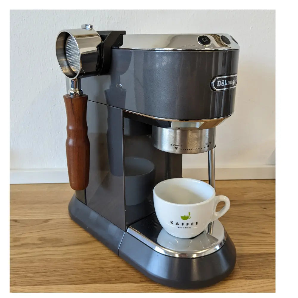 Siebträgerhalter befestigt an Delonghi mit bodenlosem Siebträger
