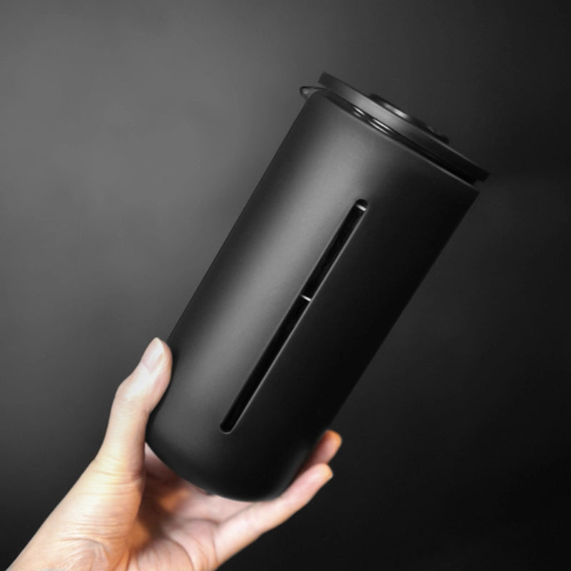 Timemore U French Press in der Hand